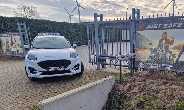 Buitenzicht op de vestiging van Rijschool Just Safe in Tessenderlo-Ham
