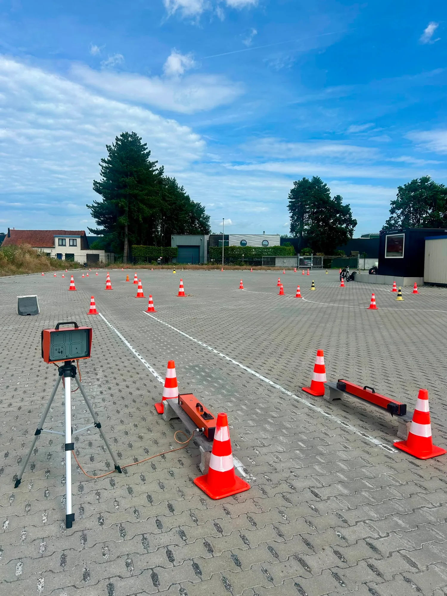 Oefenterrein in Tessenderlo met pylonen en meetapparatuur voor het examenparcours