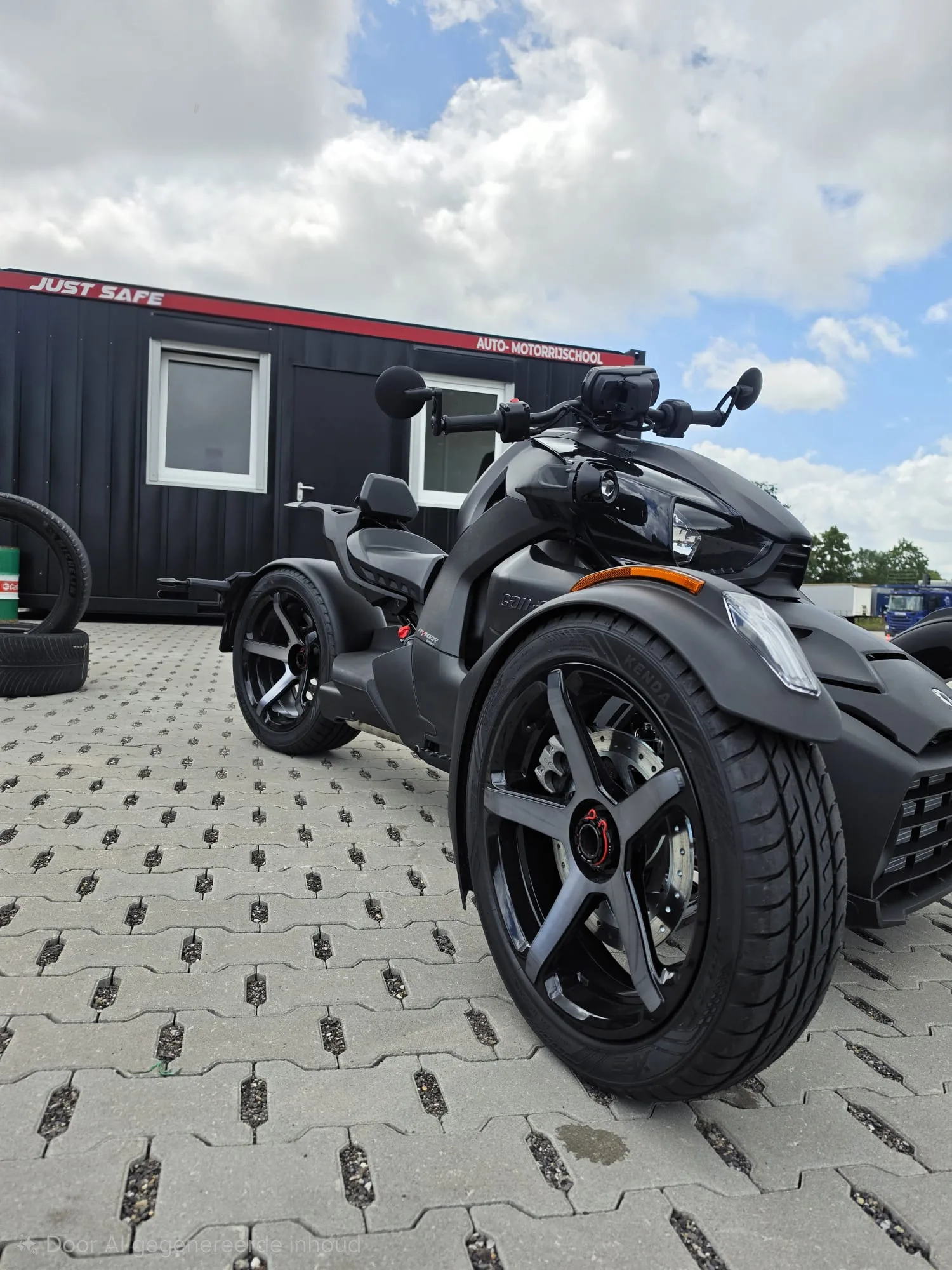 Close-up van het voorwiel van een Can-Am Ryker