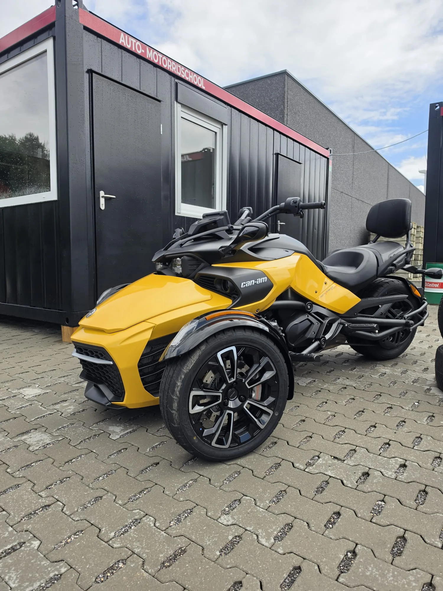 Gele Can-Am Spyder motorvoertuig voor de vestiging in Tessenderlo