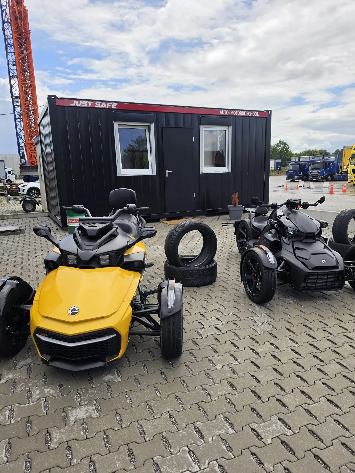 Twee Can-Am voertuigen en reservebanden bij de vestiging in Tessenderlo